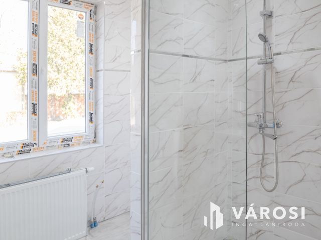 Három generációs 6 szobás családi ház Tápén