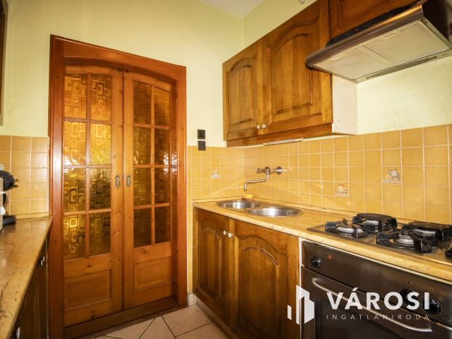 Belvárosi, kétszintes, 6 szobás-Gyulán
