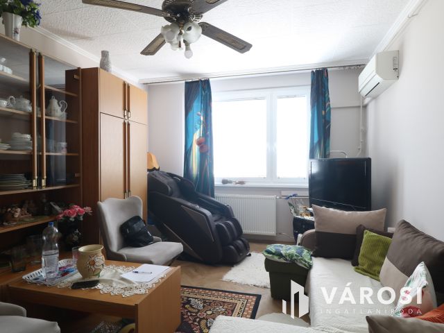 Algyői panel lakás, közel a fürdőhöz.