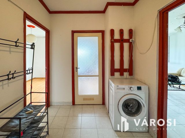 Kiadó panel lakás a belvároshoz közel