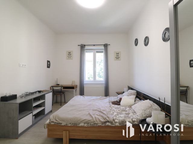Nappali, 3 szoba, 2 fürdő, a Belvárosban.
