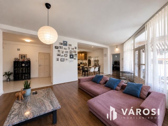 Frekventált helyen otthonos családi ház, wellness kisházzal