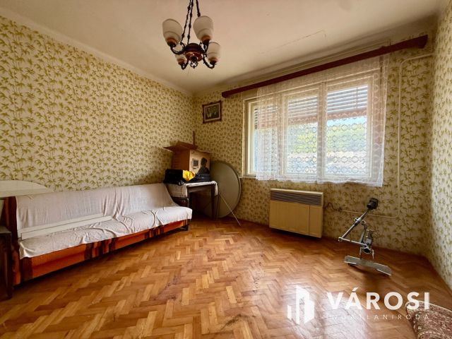 Hársfa úton, 1. emeleti, 2 szobás lakás, garázzsal eladó!