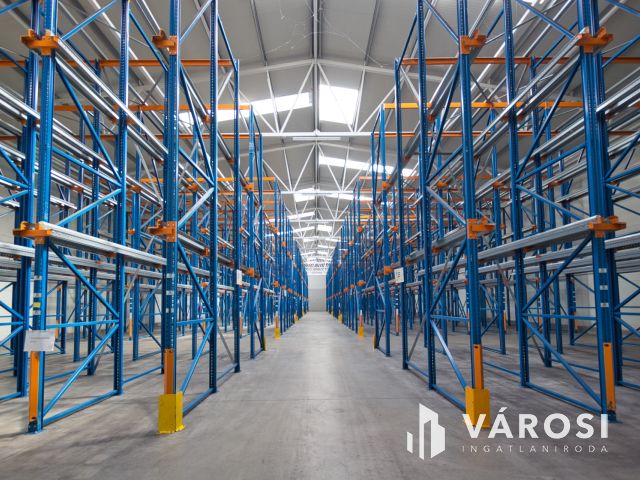 Kiváló állapotú, 2000 m2-es raktár, csarnok kiadó